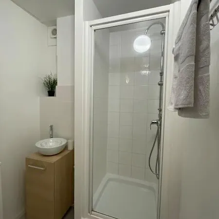 Port De Plaisance Et Min - Lumineux アパート